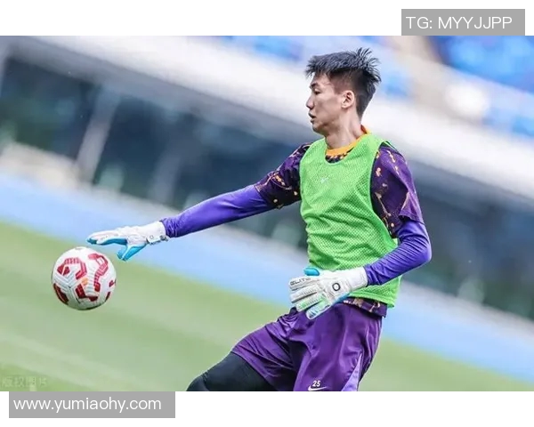 足球明星巧妙拦下保安视频引发热议网友纷纷点赞其幽默风趣